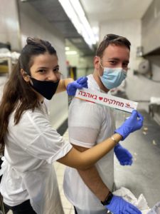מתנדבים מחלקים באהבה