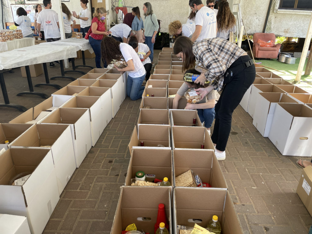 קופסאות עם מנות חמות לחג הפסח לקשישים וניצולי שואה. תמונה מהחלוקת החג של לחיות בכבוד.