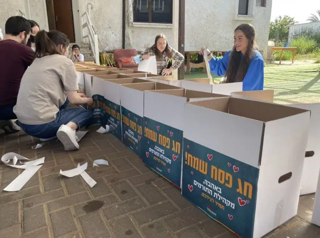 חלוקת פסח עם המתנדבים של לחיות בכבוד