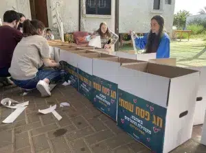 חלוקת פסח עם המתנדבים של לחיות בכבוד
