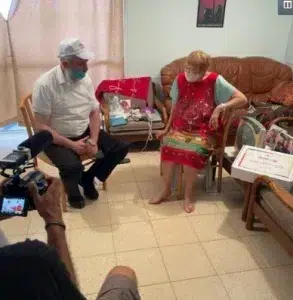 ארז מנכל לחיות בכבוד מבקר אצל ניצולת שואה בראש השנה לשמח אותה לכבוד החג