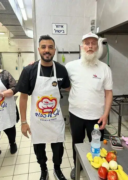 הזמר איתי לוי מבקר מבטח של לחיות בכבוד ומכין לניצולי שואה מרק תימני