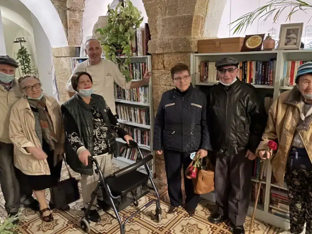 השף ניר צוק מארח ניצולי שואה ביום השואה הבינלאומי 2022