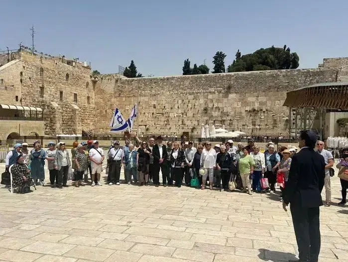 ניצולי שואה יחד עם לחיות בכבוד ברחבת הכותל ביום מרגש במיוחד