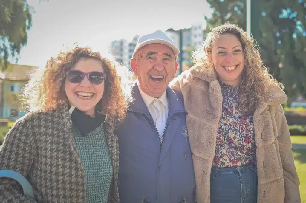 רפאל גולדמן ניצול השואה במצב רוח טוב עם החברים מעמותת לחיות בכבוד