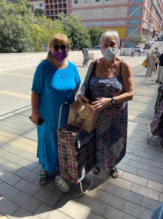 במקבץ דיור בבת ים לחיות בכבוד נמצאים פעם בשבוע ופוגשים אותם