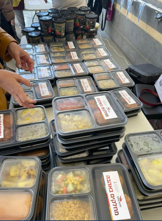 מרינה ורגינה, שתי מתנדבות מקסימות של לחיות בכבוד, מחלקות ותורמות באהבה גדולה